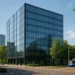 Modern kantoorgebouw in een centraal zakendistrict met glazen gevel en stedelijke omgeving.