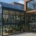 Duurzame Nederlandse kantoorgebouwen en coworkingruimtes met moderne faciliteiten, groene energieoplossingen en flexibele indelingen die regelgeving en welzijn op de werkplek weerspiegelen.