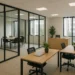 Moderne en volledig ingerichte serviced office met glazen wanden en houten meubels in een lichte, professionele omgeving.